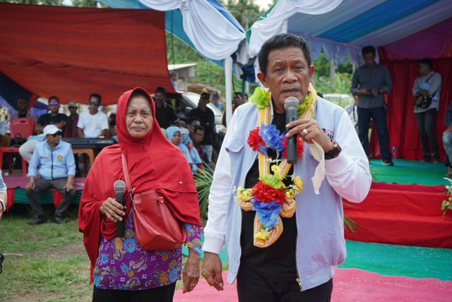 Momen Hugua saat memaparkan program kerjanya bersama ASR di Buton Utara.