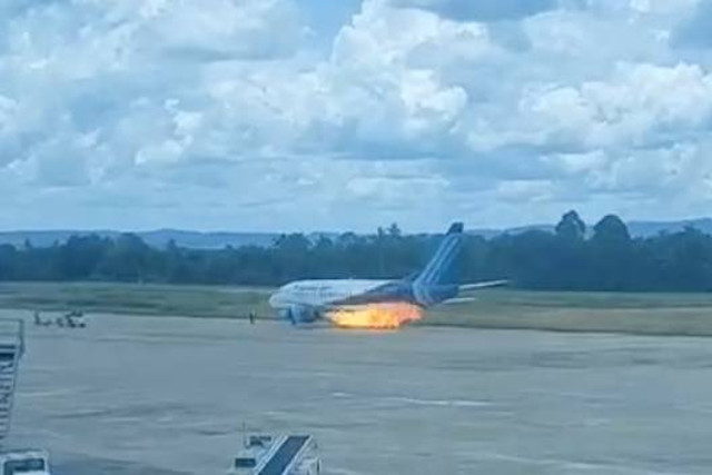 Detik-detik pesawat keluarkan percikan api di Bandara Sentani, Jayapura, Selasa (5/11/2024). Foto: Dok. Istimewa