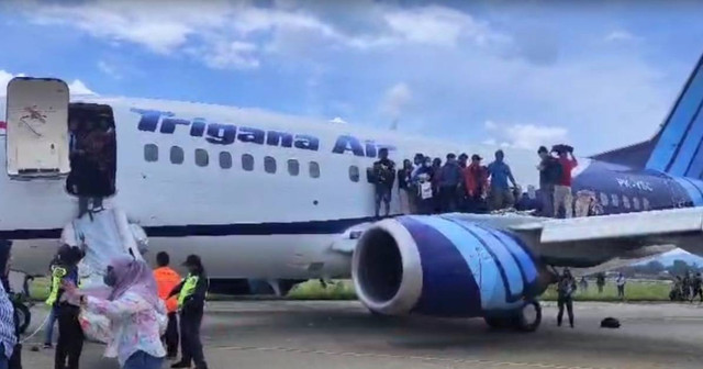 Pesawat Trigana Air mengeluarkan percikan api saat akan terbang dari Bandara Sentani Jayapura tujuan Wamena, Selasa (5/11) pukul 11.21 WIT. Dok Istimewa