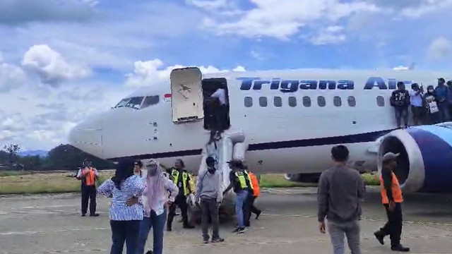 Evakuasi penumpang pesawat Trigana Air usai keluarkan percikan api, Selasa (5/11/2024). Foto: Dok. Istimewa