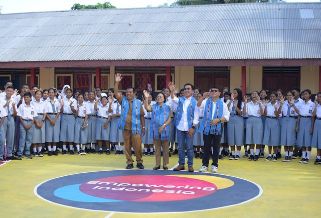 Peresmian bangunan ECO yang didirikan Indosat Ooredoo Hutchison (IOH) di SMAN 6 Ambon. Foto: Indosat Ooredoo Hutchison