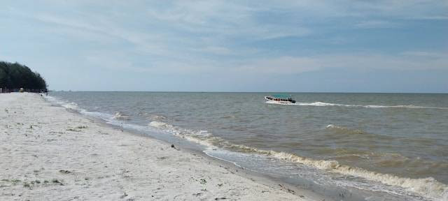 Pantai Ria Kenjeran. Foto hanya ilustrasi, bukan tempat sebenarnya. Sumber: Unsplash/Edwin Petrus