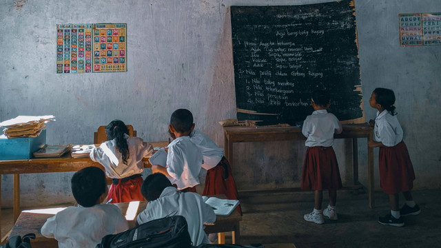 Menampilkan nilai-nilai Pancasila yang diterapkan dalam kehidupan sehari-hari, khususnya terkait gotong royong. (Sumber: https://www.pexels.com/photo/elementary-school-students-sitting-in-a-classroom-22840214/)