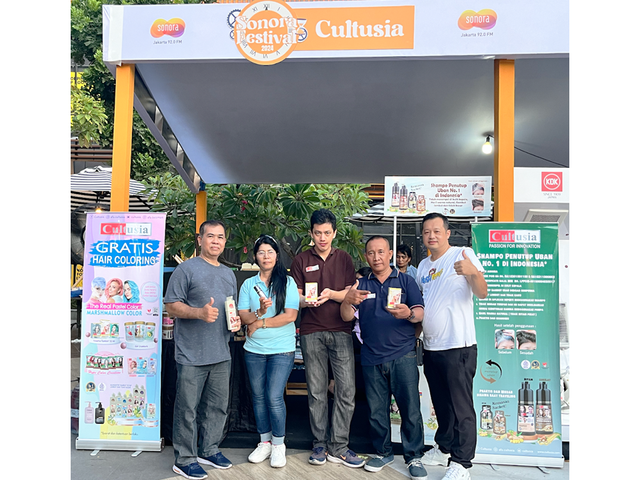 Cultusia gelar demo pewarnaan rambut yang berlangsung kurang dari 15 menit di salah satu gerai di Bandung. (Foto: Istimewa)