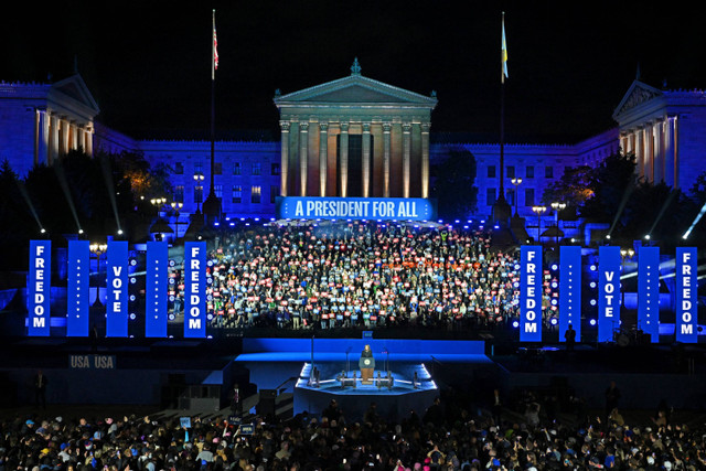 Wakil Presiden AS dan calon presiden dari Partai Demokrat Kamala Harris berpidato selama rapat umum kampanye di Benjamin Franklin Parkway di Philadelphia, Pennsylvania, Amerika Serikat, Senin (4/11/2024). Foto: Angela Weiss/AFP