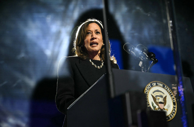 Wakil Presiden AS dan calon presiden dari Partai Demokrat Kamala Harris usai berpidato selama rapat umum kampanye di Benjamin Franklin Parkway di Philadelphia, Pennsylvania, Amerika Serikat, Senin (4/11/2024). Foto: Andrew Caballero-Reynolds/AFP