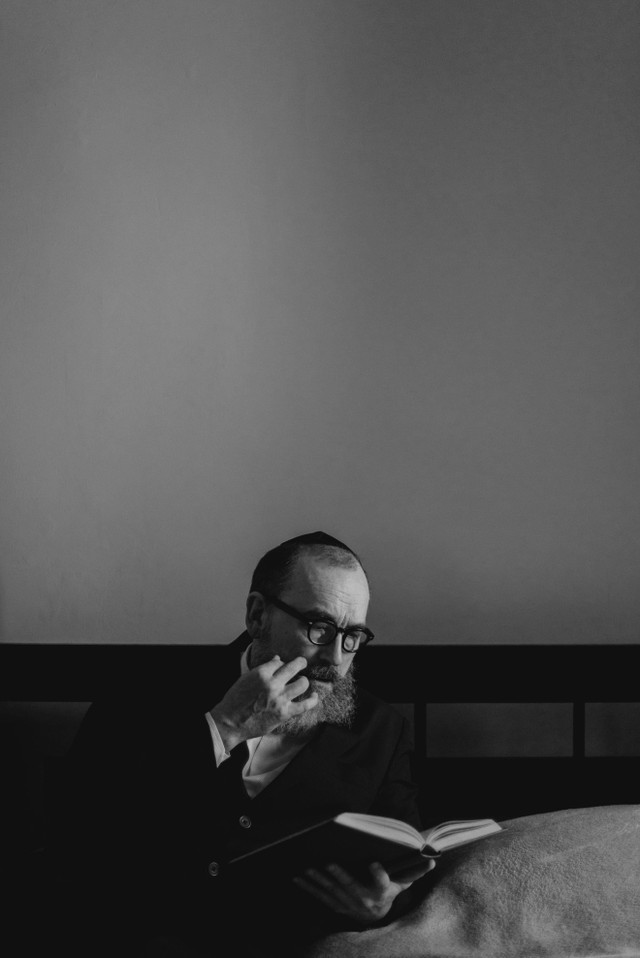 Bearded Man Reading a Book (sumber: Photo by cottonbro studio: https://www.pexels.com/photo/bearded-man-reading-a-book-4033939/)