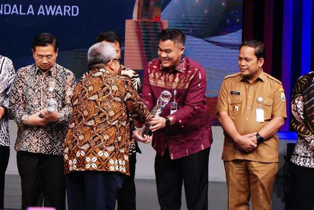 Sekda Kota Palembang, Aprizal Hasyim, saat menerima penghargaan Bhumandala Award 2024. (ist)