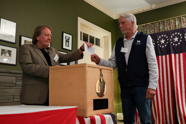 Seorang pria memberikan suaranya pada Pemilu Amerika Serikat 2024 di Dixville Notch, New Hampshire, AS, Selasa (5/11/2024). Foto: Reba Saldanha/REUTERS