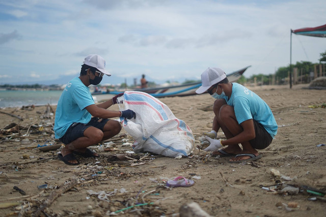 Ilustrasi Bagaimana cara menanggulangi sampah, sumber gambar: unsplash/OCG Saving the Ocean