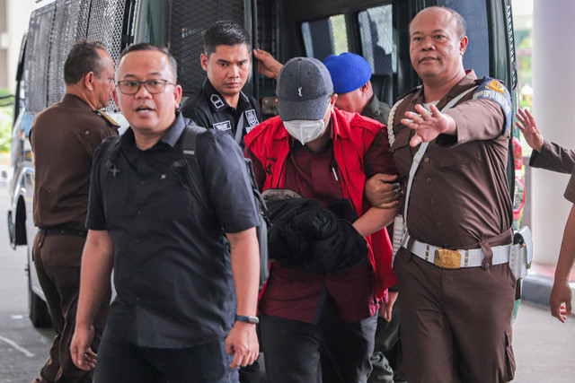 Mangapul, hakim Pengadilan Negeri (PN) Surabaya yang telah ditetapkan tersangka kasus suap vonis bebas Ronald Tannur tiba di Gedung Kejaksaan Agung RI, Jakarta, Selasa (5/11/2024). Foto: Iqbal Firdaus/kumparan