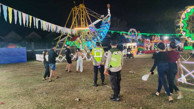 Personil Polsek Pakel Lakukan Patroli di Kegiatan Pasar Malam