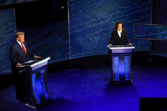 Calon presiden AS Kamala Harris dan Calon presiden AS Donald Trump saat debat kedua Pemilu AS di National Constitution Center di Philadelphia, Amerika Serikat, Rabu (11/9/2024). Foto: Brian Snyder/REUTERS (KumparanNEWS)