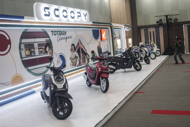 AHM Luncurkan Honda Scoopy Generasi Terbaru, Siap Curi Perhatian Pecinta Skutik PT Astra Honda Motor (AHM) menghadirkan generasi terbaru dari salah satu skutik terlarisnya New Honda Scoopy di Cikarang, Kabupaten Bekasi, Jawa Barat, Selasa (5/11/2024) Foto: Darryl Ramadhan/kumparan