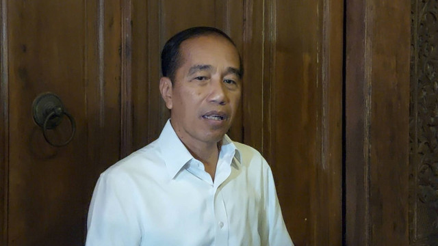 Presiden RI ke-7 Joko Widodo (Jokowi) usai menghadiri undangan wedangan angkringan paslon 02 Pilkada Solo, Respati-Astrid di Wedangan Pendhopo Solo, Selasa (5/11/2024). Foto: Dok. Istimewa