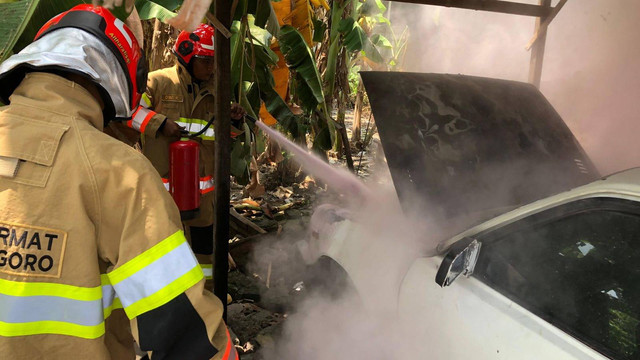 Petugas saat lakukan pemadaman kebakaran mobil di Desa Jumok, Kecamatan Ngraho, Kabupaten Bojonegoro, Jawa Timur terbakar. Selasa (05/11/2024). (Aset: Istimewa)