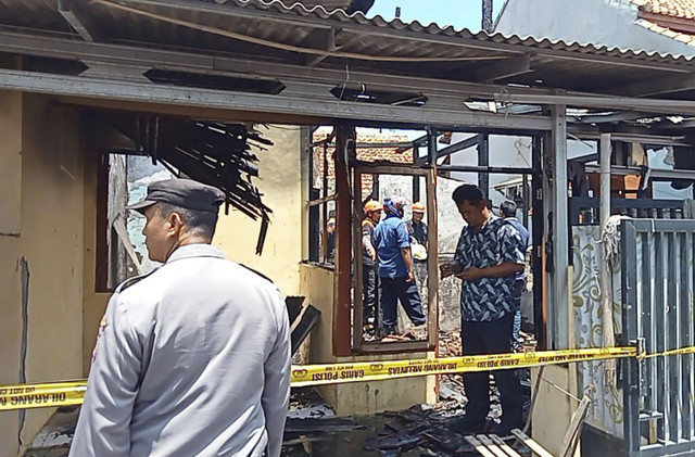 Tim Inafis Satreskrim Polresta Cirebon saat melakukan olah TKP di lokasi kebakaran di Desa Gombang, Kecamatan Depok, Kabupaten Cirebon. (5/11/2024). Foto: kumparan