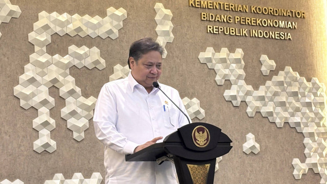 Menko Bidang Perekonomian, Airlangga Hartarto dalam konferensi pers pertumbuhan ekonomi kuartal III di kantornya, Selasa (5/11/2024). Foto: Ave Airiza Gunanto/kumparan