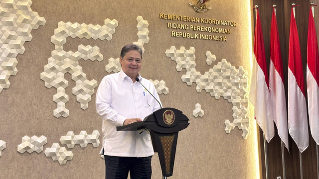 Menko Bidang Perekonomian, Airlangga Hartarto dalam konferensi pers pertumbuhan ekonomi kuartal III di kantornya, Selasa (5/11/2024). Foto: Ave Airiza Gunanto/kumparan