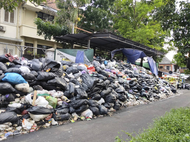 Sampah menggunung di depo sampah Kotabaru, Kemantren Gondokusuman, Kota Yogyakarta, Selasa (5/11/2024). Foto: Arfiansyah Panji Purnandaru/kumparan