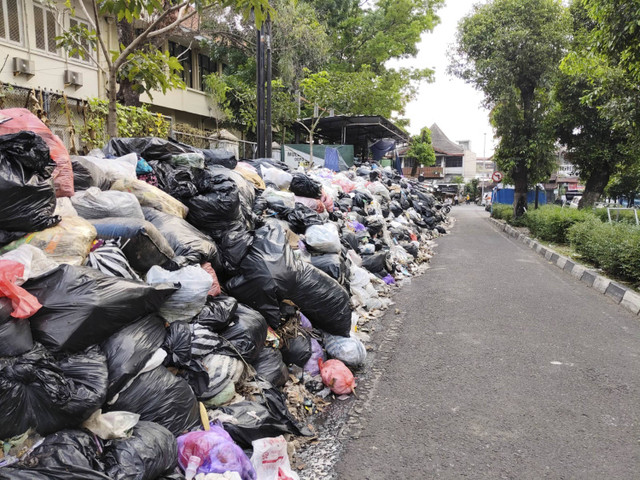 Sampah menggunung di depo sampah Kotabaru, Kemantren Gondokusuman, Kota Yogyakarta, Selasa (5/11/2024). Foto: Arfiansyah Panji Purnandaru/kumparan