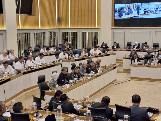 Direktur Utama Perum Bulog Wahyu Suparyono dalam rapat bersama Komisi IV DPR RI di Gedung DPR, Jakarta Pusat pada Selasa (5/11/2024). Foto: Argya D. Maheswara/kumparan 