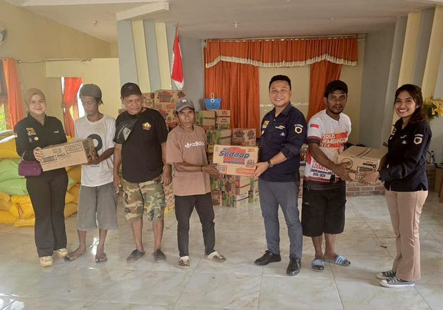 Bank Mandiri menyerahkan bantuan kepada masyarakat terdampak erupsi Gunung Lewotobi di Kabupaten Flores Timur, NTT. Foto: Dok. Bank Mandiri