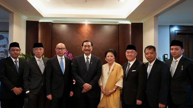 Suasana pertemuan Ketua Dewan Ekonomi Nasional Luhut Binsar Pandjaitan dengan Wakil dan anggota DEN. Foto: Instagram/ @luhut.pandjaitan