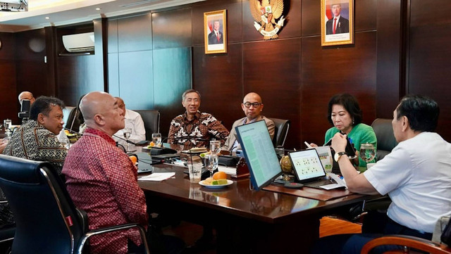 Suasana pertemuan Ketua Dewan Ekonomi Nasional Luhut Binsar Pandjaitan dengan Wakil dan anggota DEN. Foto: Instagram/ @luhut.pandjaitan