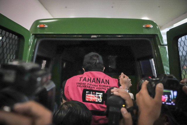 Hakim Kasus Ronald Tannur (topi) yang telah ditetapkan sebagai tersangka Mangapul keluar dari gedung usai diperiksa Kejaksaan Agung RI, Selasa (5/11/2024). Foto: Iqbal Firdaus/kumparan