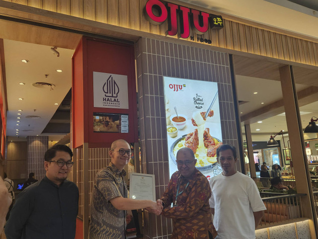 Penyerahan sertifikat halal untuk restoran Korean Food Ojju yang terletak di Mall Kota Kasablanka, Selasa (5/10). Foto: Ela Nurlaela/kumparan