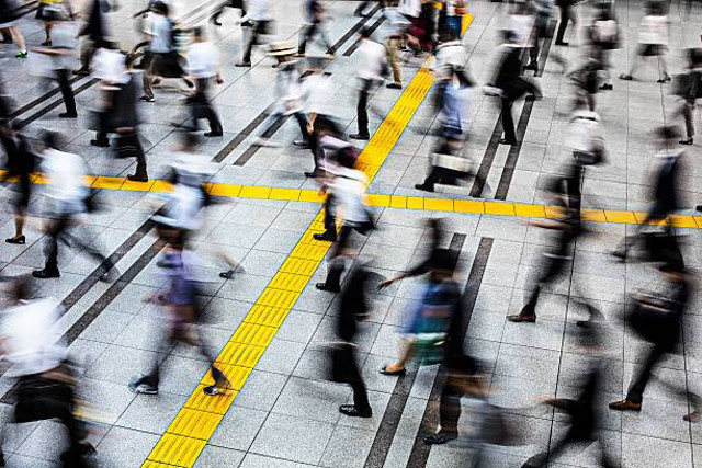 (Sumber: https://www.istockphoto.com/en/photo/commuters-in-a-station-at-tokyo-gm546800756-98729771)