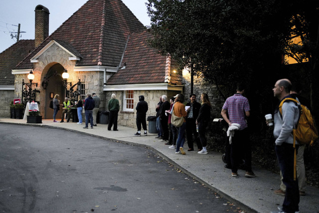 Orang-orang mengantre untuk memberikan suara dalam pemilihan presiden AS 2024 pada Hari Pemilihan di Park Tavern di Atlanta, Georgia, AS, Selasa (5/11/2024). Foto: Cheney Orr/REUTERS