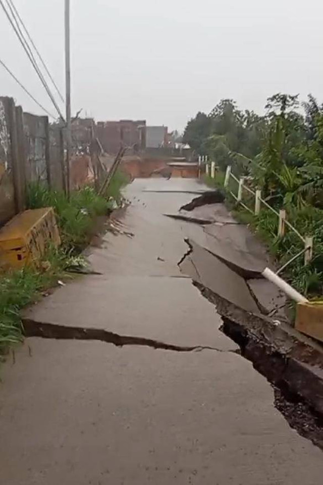 Akses jalan yang menjadi akses warga di Desa Karang Tengah, Kecamatan Pagedangan, Kabupaten Tangerang menuju Parung Panjang, Bogor, terputus, Selasa, (5/11/2024). Foto: Dok. Istimewa