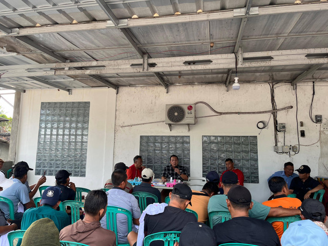 Calon Gubernur Lampung Nomor Urut 1, Arinal Djunaidi, saat berdialog dengan petani karet di Tiyuh Indraloka Jaya, Way Kenanga, Tulang Bawang Barat (Tubaba) | Foto : Ist