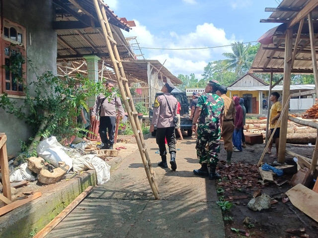 Polsek Sendang Datangi Lokasi Bencana Alam Angin Puting Beliung di Desa Kedoyo