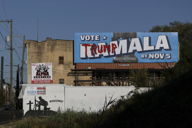 Mural Bertulisan Kamala yang dicoret nama Trump saat Pemilihan Presiden AS 2024 di Pennsylvania, Amerika Serikat, Selasa (5/11/2024). Foto: JEENAH MOON/REUTERS