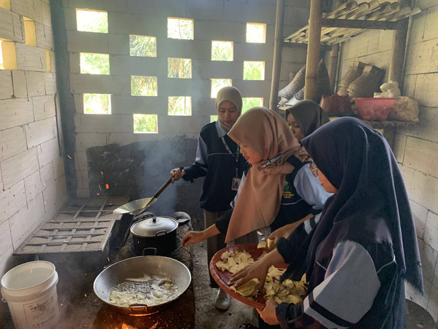 Menggoreng Ceriping Pisang. Foto: Nur Fadlilah/Kumparan