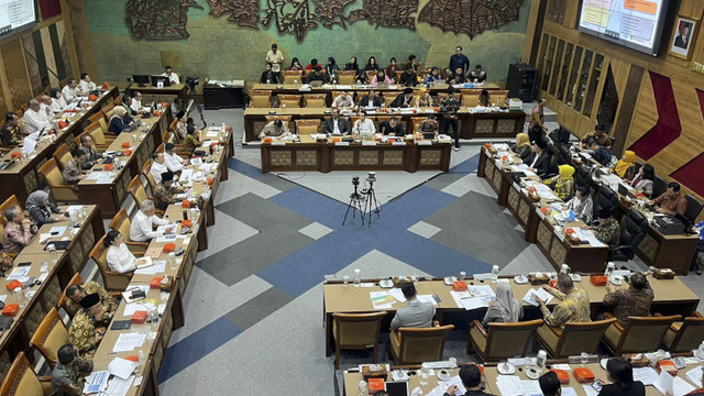 Suasana Rapat Kerja (Raker) Komisi X DPR RI dengan Menteri Pendidikan Dasar dan Menengah, Menteri Pendidikan Tinggi, Sains, dan Teknologi serta Menteri Kebudayaan di Kompleks Parlemen, Senayan, Jakarta, Rabu (6/11/2024). Foto: Haya Syahira/kumparan