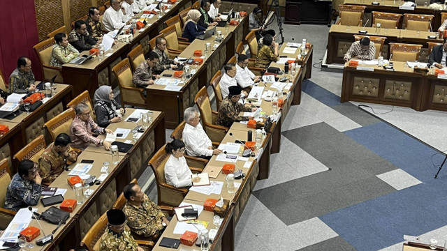 Suasana Rapat Kerja (Raker) Komisi X DPR RI dengan Menteri Pendidikan Dasar dan Menengah, Menteri Pendidikan Tinggi, Sains, dan Teknologi serta Menteri Kebudayaan di Kompleks Parlemen, Senayan, Jakarta, Rabu (6/11/2024). Foto: Haya Syahira/kumparan