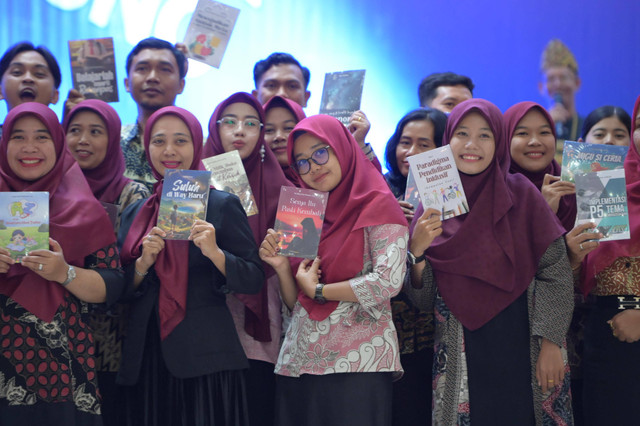 Sumber: Dokumentasi Pribadi. Potret launching buku guru dalam ajang Festival Gelar Karya Provinsi Lampung, #GuruHebat, IndonesiaKuat.