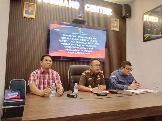 Kajari Kabupaten Cirebon, Yudhi Kurniawan, saat menggelar konferensi pers pengungkapan kasus dugaan tindak pidana korupsi dana desa, Kades Ciwaringin. Foto: Tarjoni/Ciremaitoday