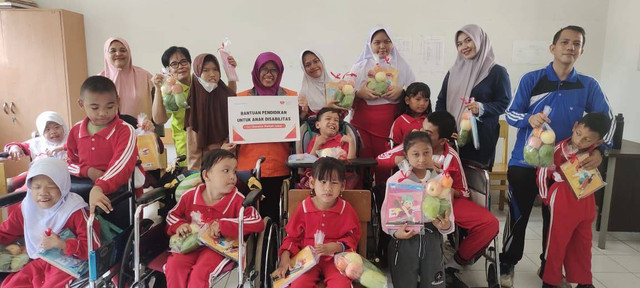 Rumah Zakat menyalurkan bantuan pendidikan untuk anak Disabilitas di SLB-D.D1 YPAC Palembang. Jl. MR. Sudarman Ganda Subrata, Kec. Sako Palembang pada hari Jum'at (25/10). 