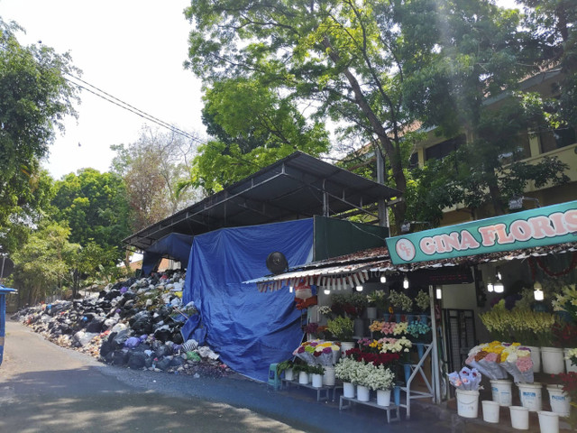 Kios bunga di samping gunungan sampah di depo sampah Kotabaru, Kota Yogyakarta, Rabu (6/11/2024). Foto: Arfiansyah Panji Purnandaru/kumparan