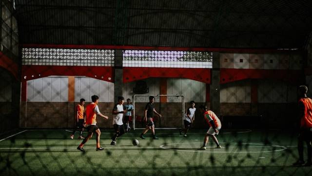 Toko Sepatu Futsal Surabaya. Foto Hanya Ilustrasi Bukan Tempat Sebenarnya. Sumber Foto: Unsplash.com/Falaq Lazuardi