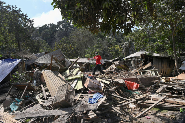 Relawan berada di sekitar rumah yang hancur akibat tertimpa batu panas dari erupsi Gunung Lewotobi Laki-laki di Desa Klatanlo, Wulanggitang, Kabupaten Flores Timur, Nusa Tenggara Timur, Rabu (6/11/2024). Foto: Aditya Pradana Putra/ANTARA FOTO