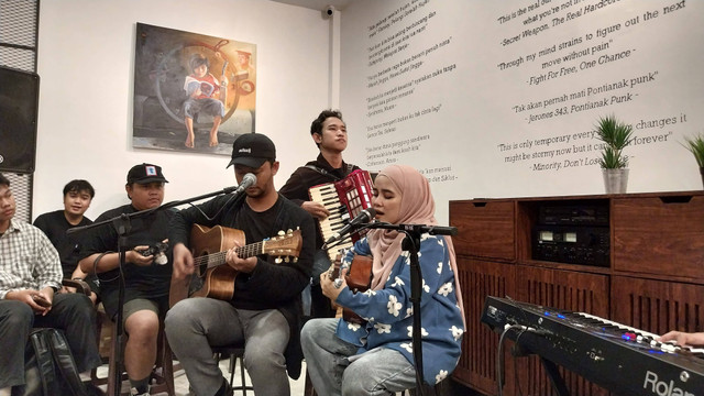 Manjakani menyanyikan 'Berlayar', single terbaru mereka secara perdana pada Selasa malam, 5 November 2024. Foto: Alycia Tracy Nabila/Hi!Pontianak