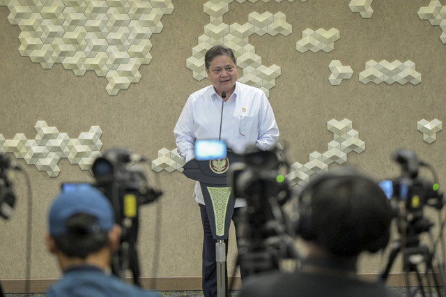 Menteri Koordinator Bidang Perekonomian Airlangga Hartarto menyampaikan keterangan pers terkait pertumbuhan ekonomi Indonesia pada kuartal III 2024 di Kantor Kemeko Perekonomian, Jakarta, Selasa (5/11/2024). Foto: Fauzan/ANTARA FOTO