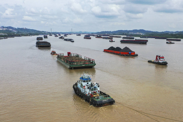 Sejumlah kapal tongkang bermuatan batu bara melintas perairan Sungai Mahakam di Samarinda, Kalimantan Timur, Rabu (6/11/2024). Foto: M Risyal Hidayat/ANTARA FOTO