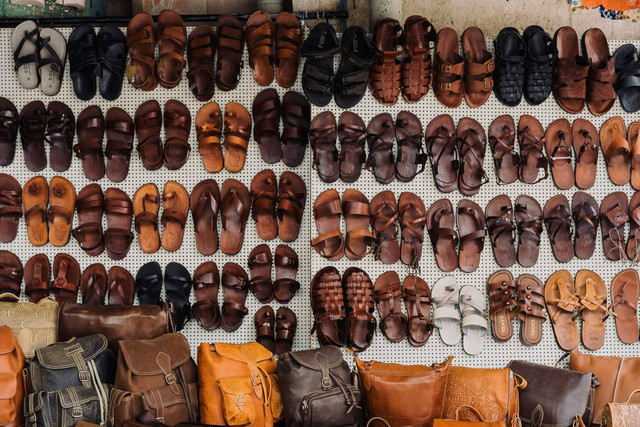 [Toko Sandal Surabaya] Foto hanya ilustrasi, bukan tempat sebenarnya. Sumber: unsplash/Adam Jang